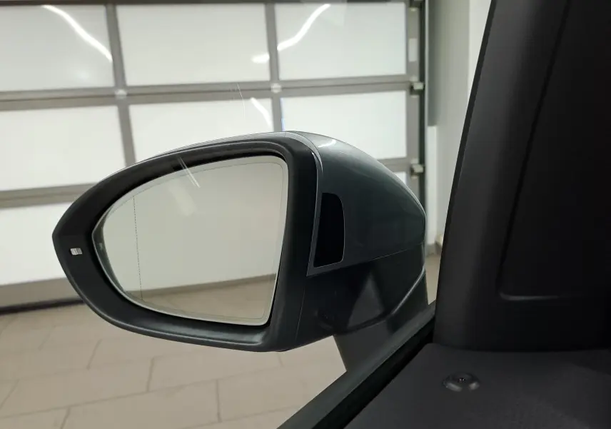 Rétroviseur extérieur côté droit du Volkswagen Touran 2025 en Argent Dolomite avec clignotant intégré.