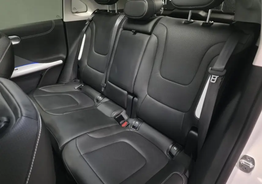 Vue intérieure côté arrière droit de la banquette cuir noire du Smart #1 Electric Premium 2024 blanche.