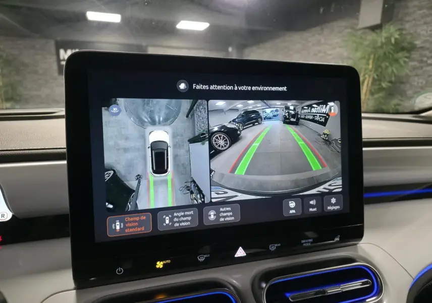 Écran tactile intérieur montrant la caméra 360° et la vue arrière du Smart Electric blanc, avec éclairage d’ambiance bleu.