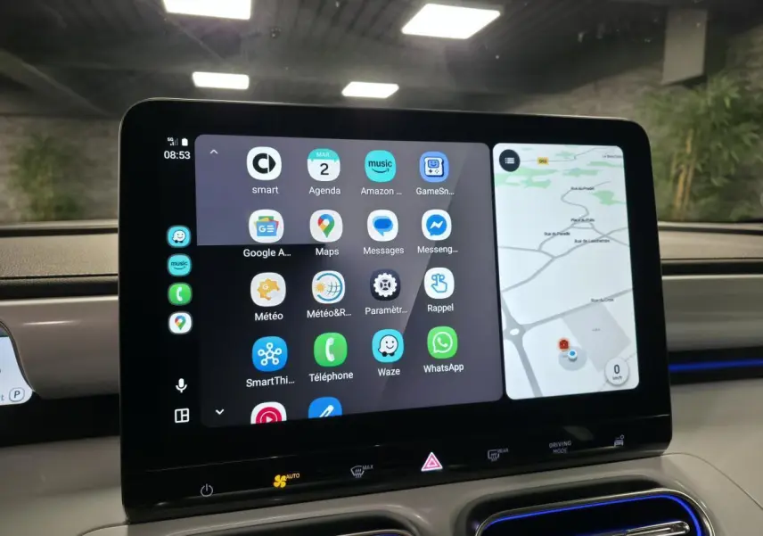 Écran tactile central de la Smart Electric Premium 2024, affichant navigation et applications, intérieur blanc avec éclairage bleu.