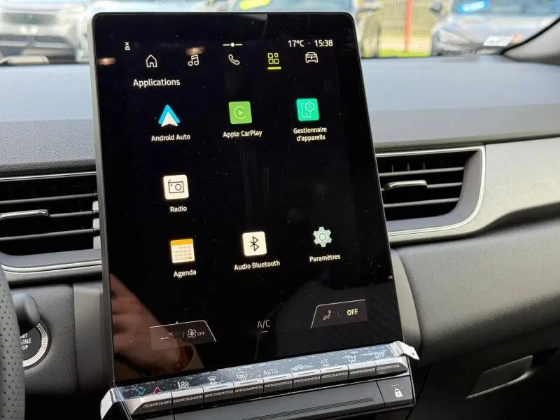 Écran tactile central du Renault Captur 2025 affichant les applications connectées, intérieur gris, vue de face rapprochée.