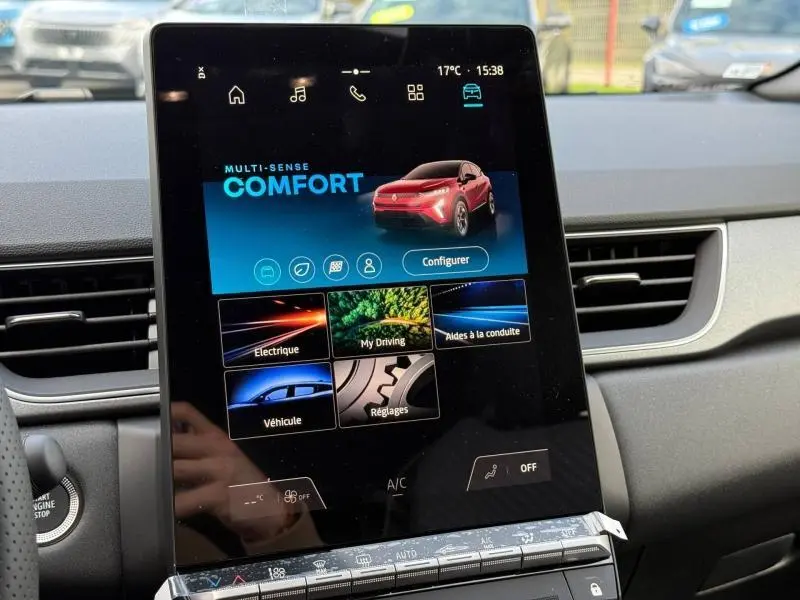 Écran tactile central affichant le mode Confort avec une image 3/4 avant du Renault Captur rouge flamme 2025.