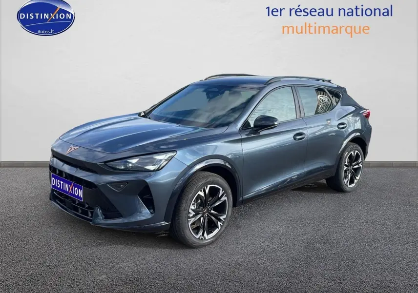Vue 3/4 avant droit d'un CUPRA Formentor gris magnétique avec jantes noires et détails chromés.