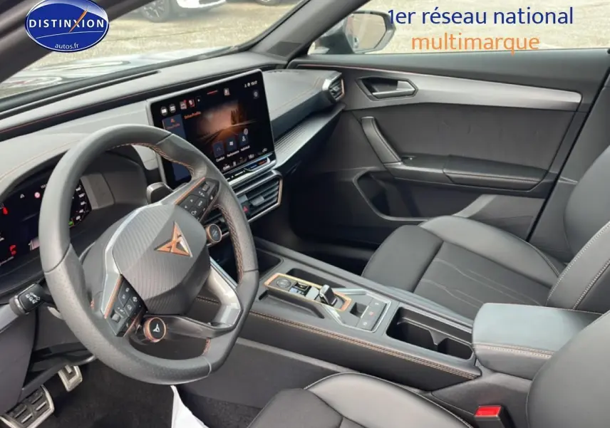 Intérieur avant droit de la CUPRA Formentor 2.0 TDI 150 DSG7 avec volant cuir sport et écran tactile central.