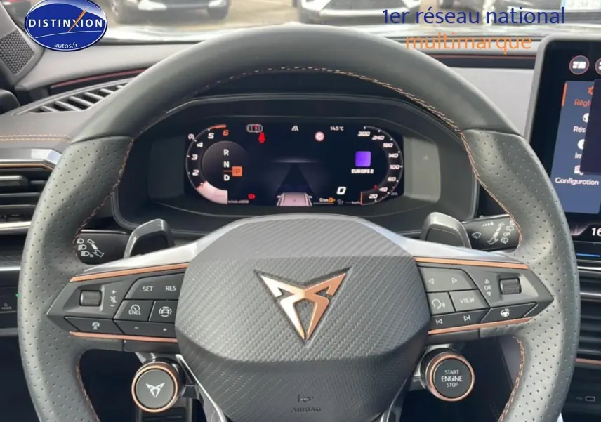Volant sport en cuir perforé avec logo CUPRA, vue de face sur tableau de bord numérique et commandes intégrées.