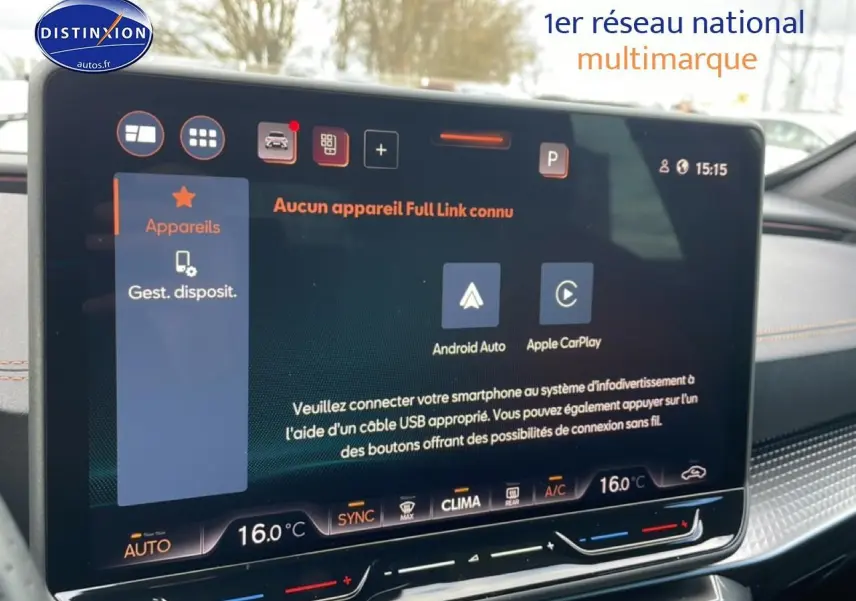 Écran tactile central du tableau de bord du CUPRA Formentor 2.0 TDI 150 gris magnétique, affichant les options de connectivité smartphone.