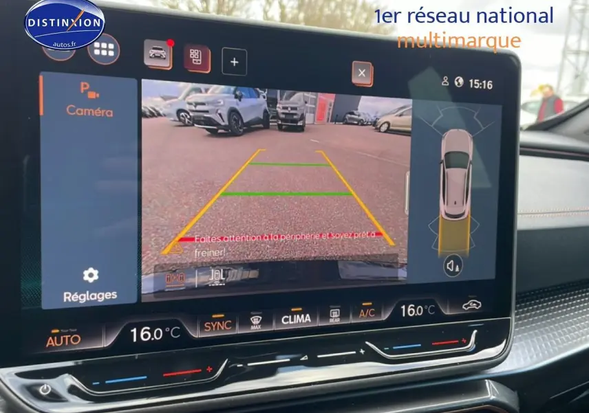 Écran tactile intérieur affichant la caméra de recul du CUPRA Formentor gris magnétique, vue arrière avec aides au stationnement.