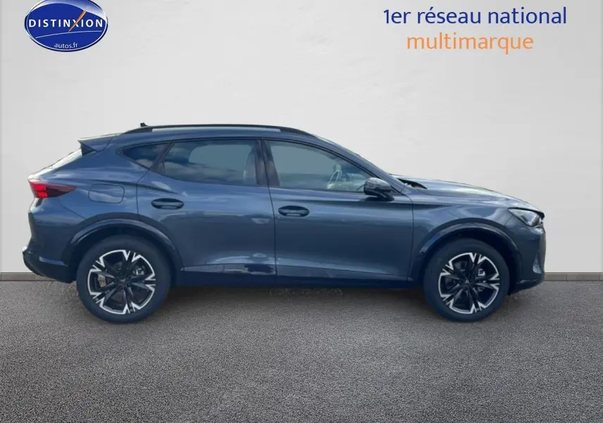 Vue de profil côté gauche du SUV CUPRA Formentor gris magnétique avec jantes 18 pouces et barres de toit noires.