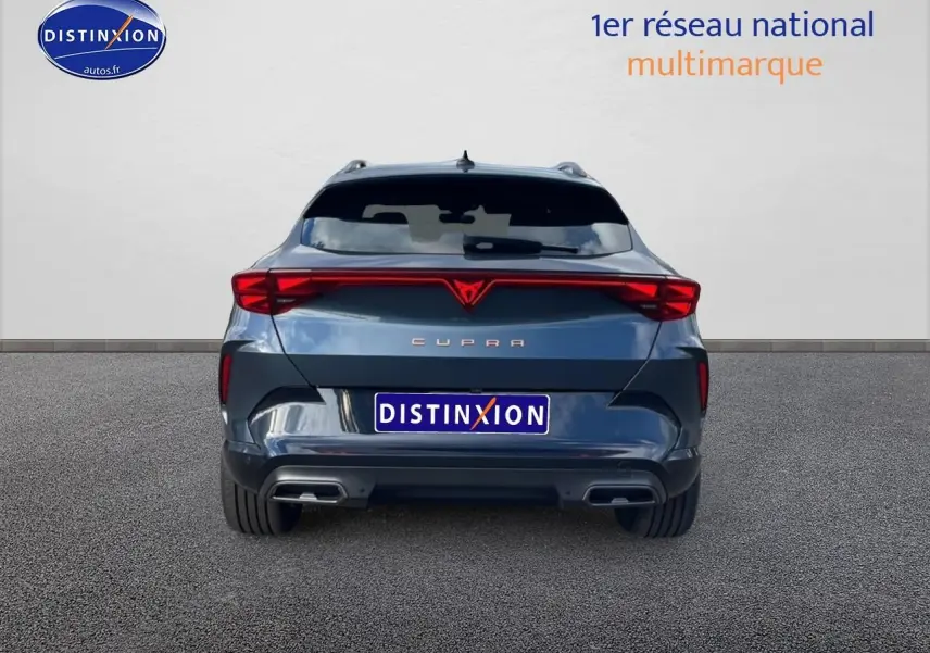 Vue arrière d'un CUPRA Formentor gris magnétique 2026 avec feux LED reliés et double sortie d'échappement.