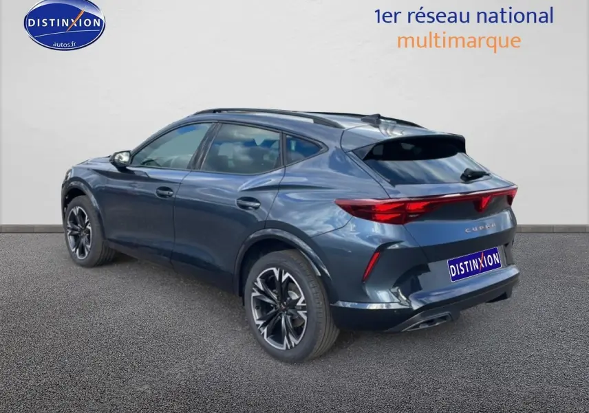 Vue 3/4 arrière droite du CUPRA Formentor gris magnétique avec jantes 18 pouces et feux arrière LED allumés.