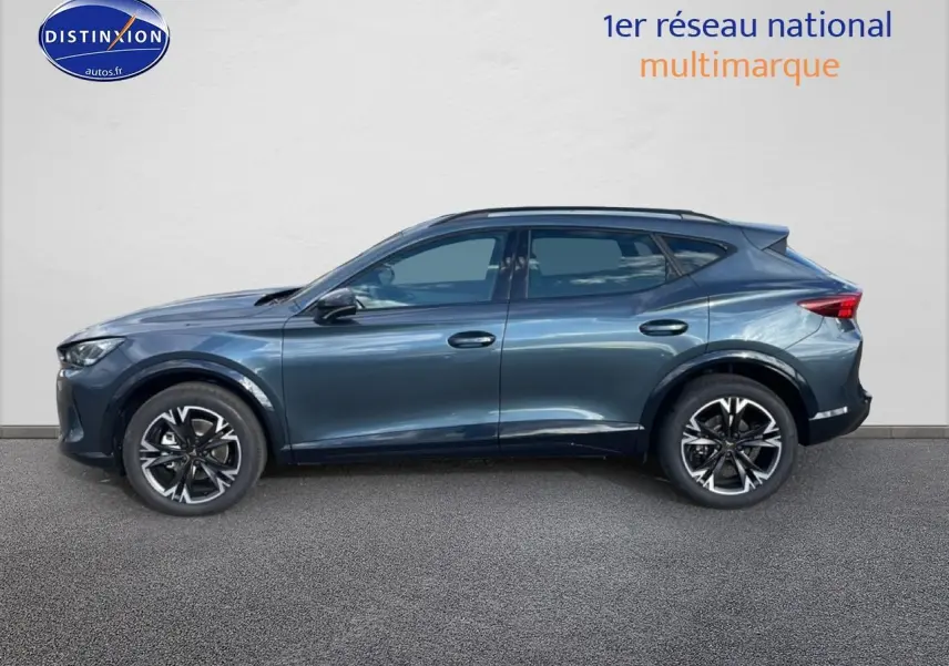 Profil droit d'un CUPRA Formentor gris magnétique avec jantes 18 pouces et barres de toit visibles.