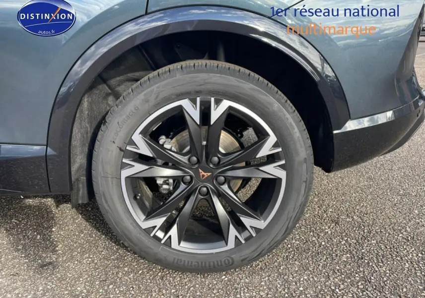 Gros plan sur la roue avant droite d’un CUPRA Formentor gris magnétique avec jante 18 pouces au design noir et argent.
