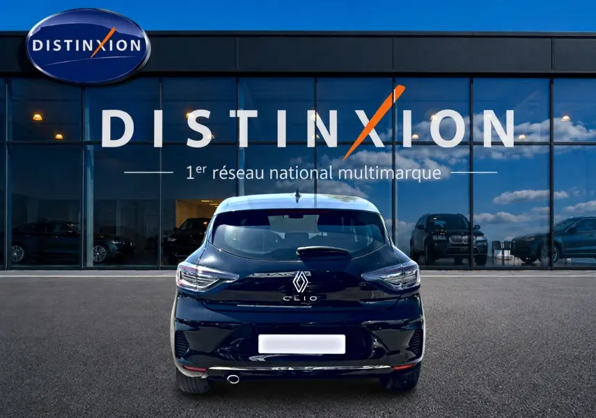 Vue arrière d'une Renault Clio V noire 2025, avec feux LED et sortie d'échappement chromée visible.