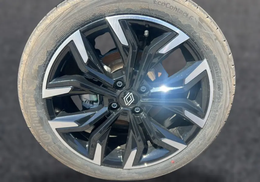 Gros plan sur la jante noire et argentée d'une Renault Clio V 1.0 TCe 90 Techno avec pneu Continental.