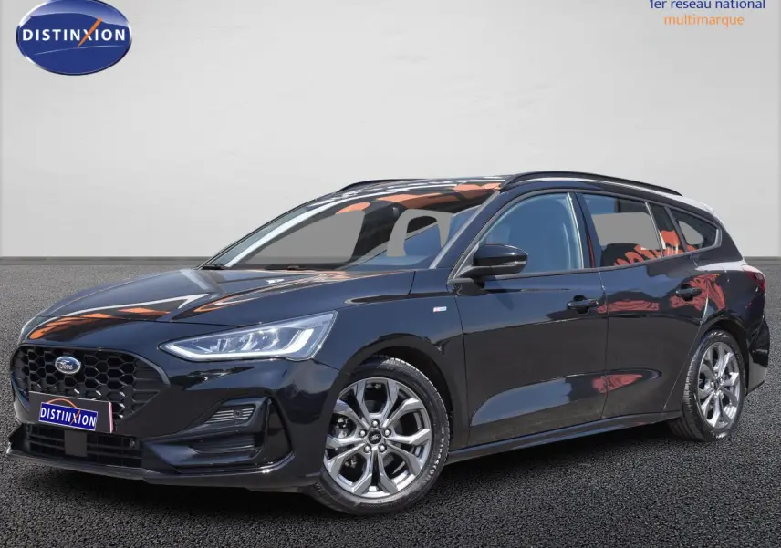 Ford Focus SW 1.5 EcoBlue 115 Powershift ST LINE X vue 3/4 avant en Agate Black Metallic avec jantes alliage et phares LED.