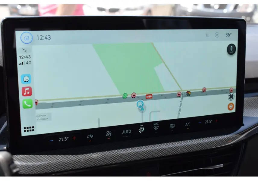 Écran tactile central affichant la navigation GPS dans l'habitacle de la Ford Focus SW 2025 finition ST Line X.