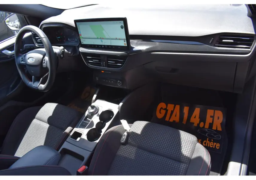 Vue intérieure avant droite de la Ford Focus SW 1.5 EcoBlue 115 ST LINE X avec écran tactile et volant multifonction.