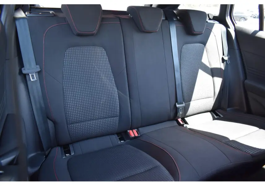 Vue intérieure sur les sièges arrière noirs avec surpiqûres rouges de la Ford Focus SW 2025, version ST LINE X.