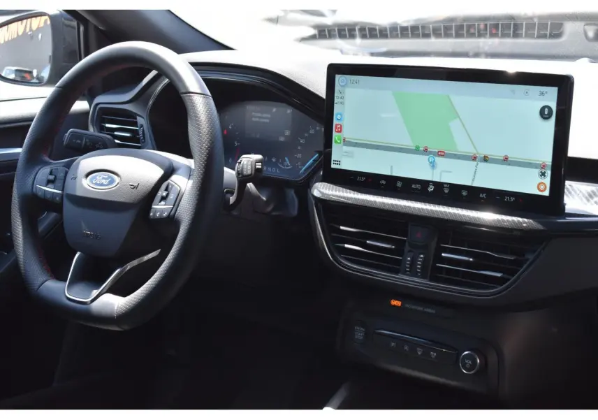 Vue intérieure côté conducteur de la Ford Focus SW 2025, tableau de bord avec écran tactile large et volant multifonction.