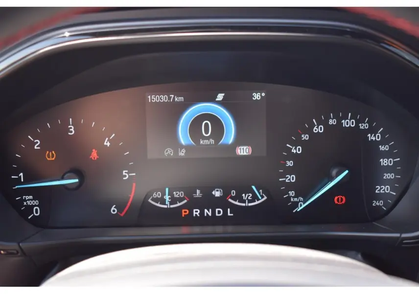 Combiné d'instrumentation numérique 12,3 pouces du Ford Focus SW 1.5 EcoBlue, affichant la vitesse et les indicateurs au tableau de bord.