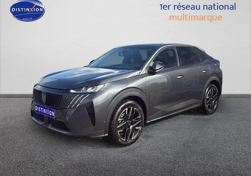 Peugeot 3008 gris titane en 3/4 avant droit avec jantes alu noires et calandre distinctive moderne.