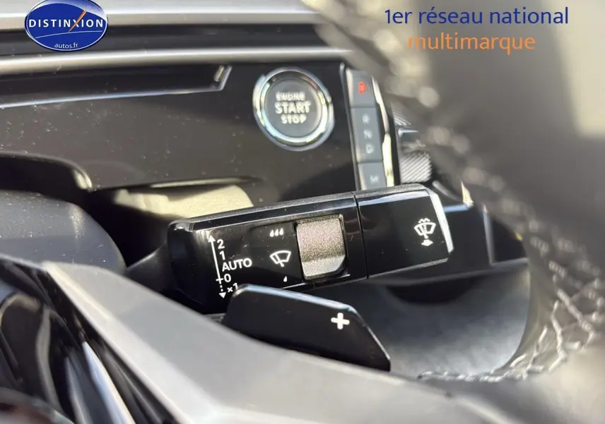 Gros plan sur la commande d’essuie-glace et bouton start/stop dans l’habitacle du Peugeot 3008 gris titane.