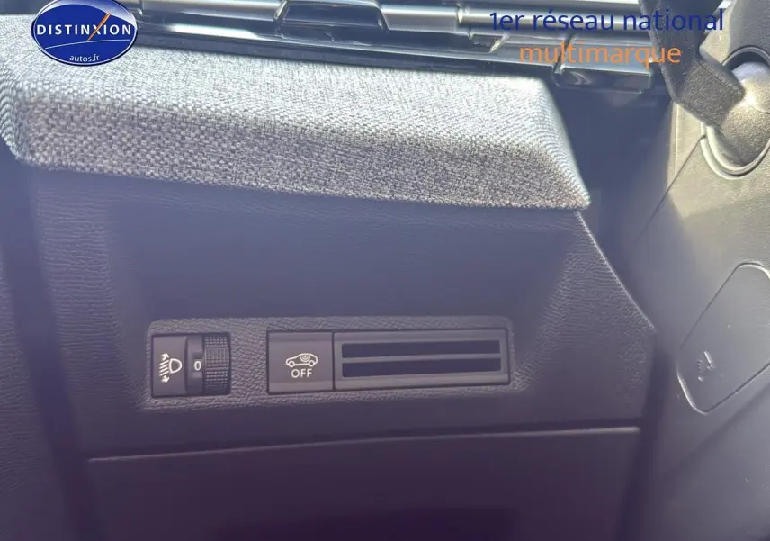 Détail du tableau de bord côté gauche du Peugeot 3008 gris titane, montrant les commandes d'éclairage et d'assistance.