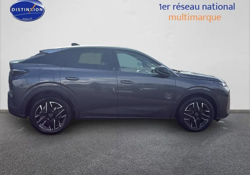 Vue latérale droite d’un Peugeot 3008 gris titane 2025 avec jantes alu noires et vitres surteintées.