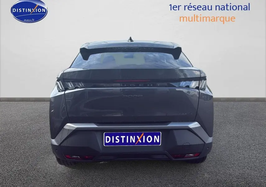 Vue arrière d'un Peugeot 3008 gris titane 2025 avec becquet et feux arrière LED distinctifs.