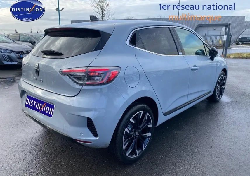 Renault Clio V gris rafale vue 3/4 arrière droit, jantes alliage noires et feux arrière LED distinctifs.