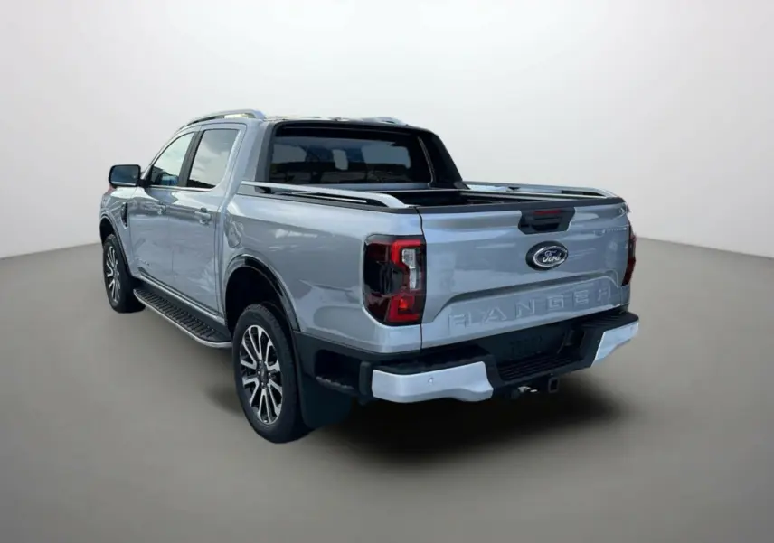 Vue 3/4 arrière droite du Ford Ranger 2026 gris iconic avec benne et jantes alu 20 pouces visibles.