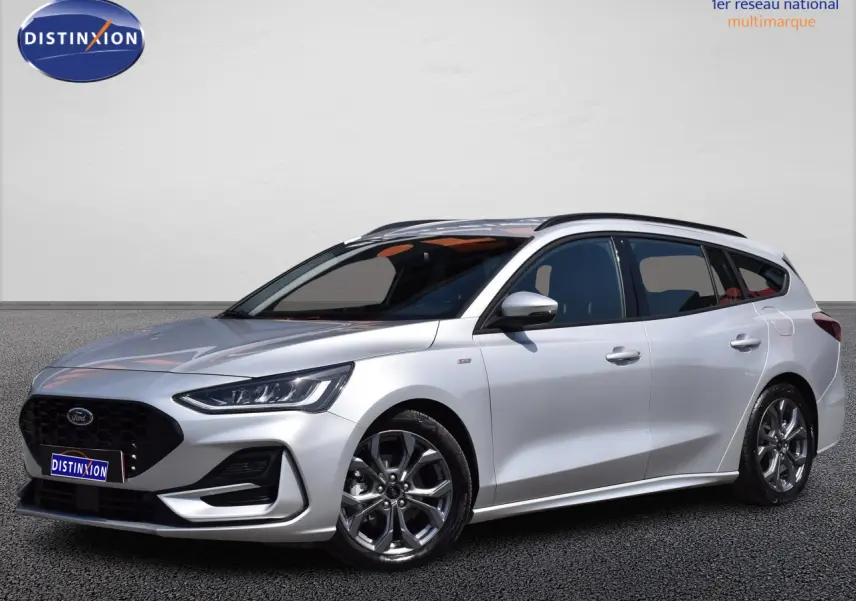 Ford Focus SW 1.5 EcoBlue 115 ST Line X en Moondust Silver, vue 3/4 avant droit avec jantes alliage 17 pouces.