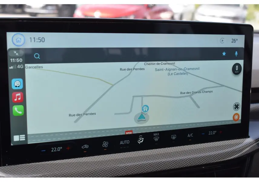 Écran tactile 13 pouces du système Ford SYNC 4 avec navigation affichée dans une Ford Focus SW Moondust Silver.