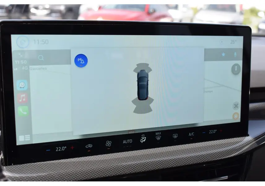 Écran tactile 13 pouces du Ford Focus SW 2025 montrant l'assistance au stationnement avec vue du véhicule en gris Moondust Silver.