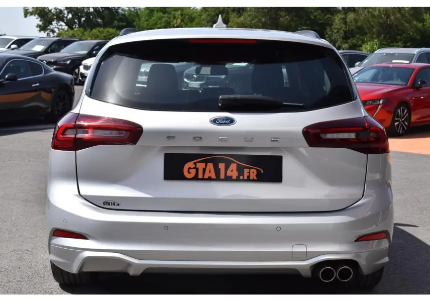Vue arrière d'une Ford Focus SW 2025 Moondust Silver avec feux LED et double sortie d'échappement chromée.