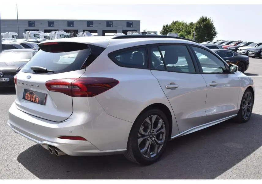 Vue 3/4 arrière droite de la Ford Focus SW 1.5 EcoBlue 115 ST LINE X en Moondust Silver avec jantes alliage 17 pouces.