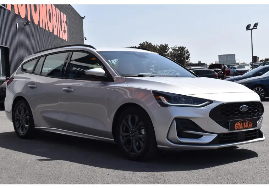 Ford Focus SW 2025 Moondust Silver vue 3/4 avant droit, jantes alliage noires et calandre noire hexagonale.