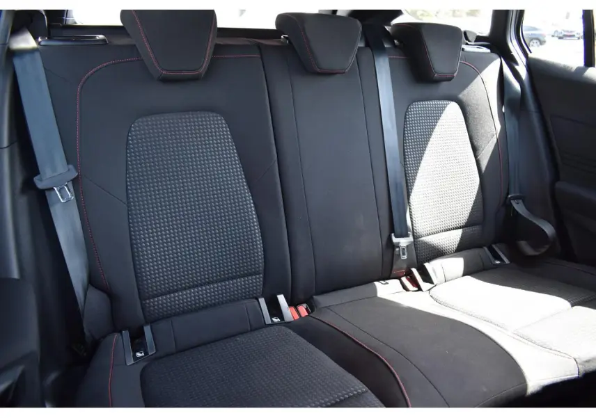 Vue intérieure des sièges arrière noirs avec surpiqûres rouges de la Ford Focus SW 2025.