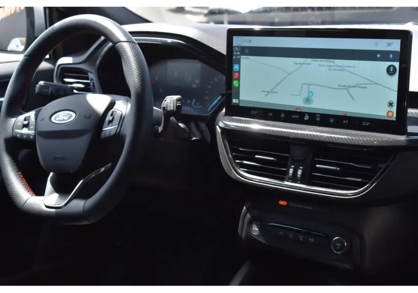 Vue intérieure côté conducteur du Ford Focus SW 2025, avec volant multifonction et écran tactile de navigation 13 pouces.