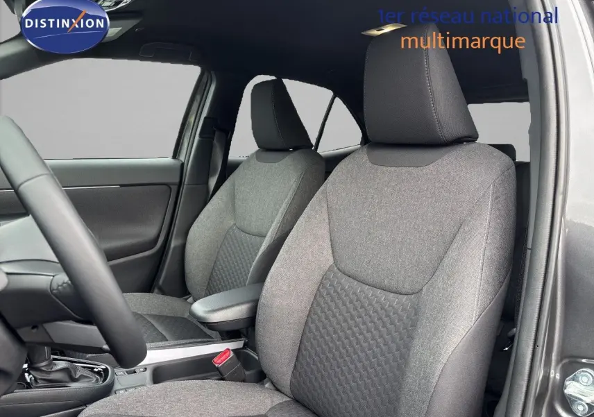 Intérieur de la Toyota Yaris Cross gris atlas métal, vue côté gauche sur les sièges tissu gris avec accoudoir central.