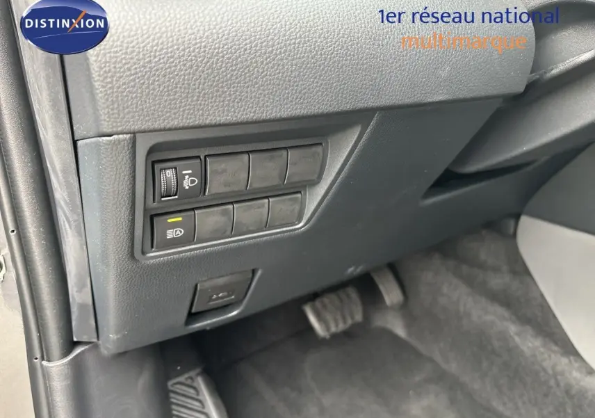 Détail des commandes côté gauche sous le tableau de bord d'une Toyota Yaris Cross gris atlas métal.