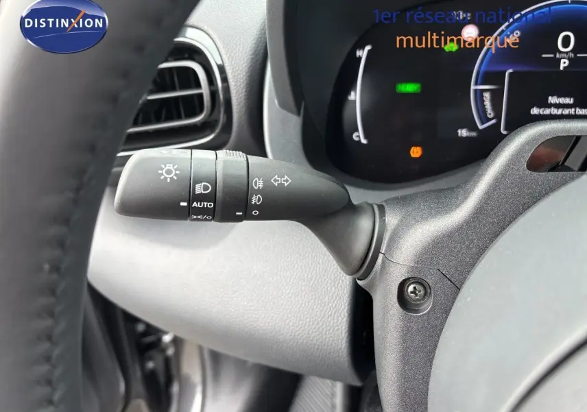 Gros plan sur le commodo des feux et clignotants dans l'habitacle d'une Toyota Yaris Cross gris atlas metal.