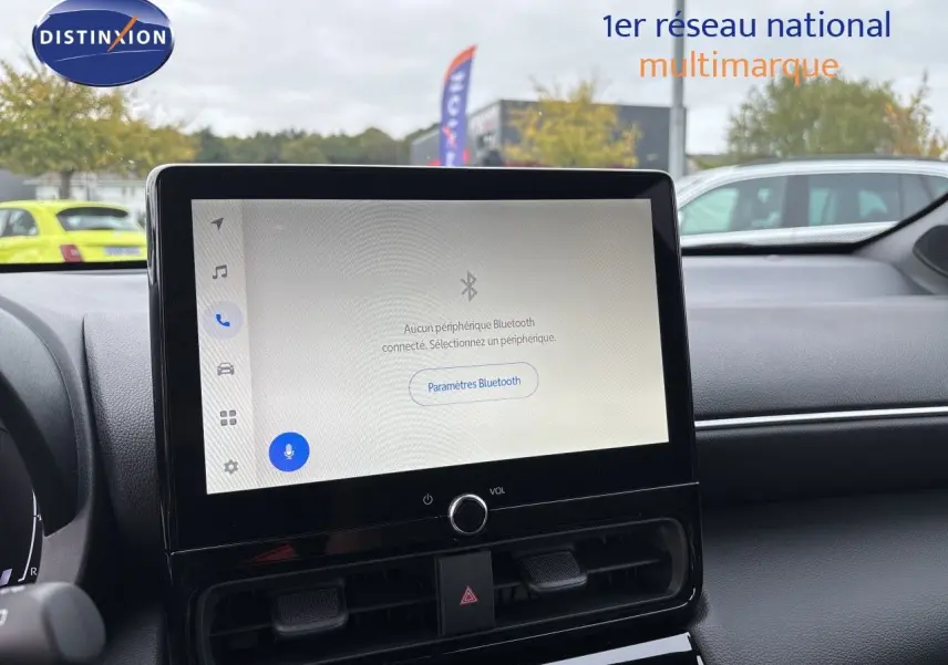Vue intérieure centrée sur l'écran tactile du tableau de bord d'une Toyota Yaris Cross gris atlas metal.