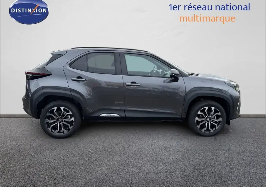 Profil droit de la Toyota Yaris Cross gris atlas metal, mettant en valeur ses jantes alliage et lignes modernes.