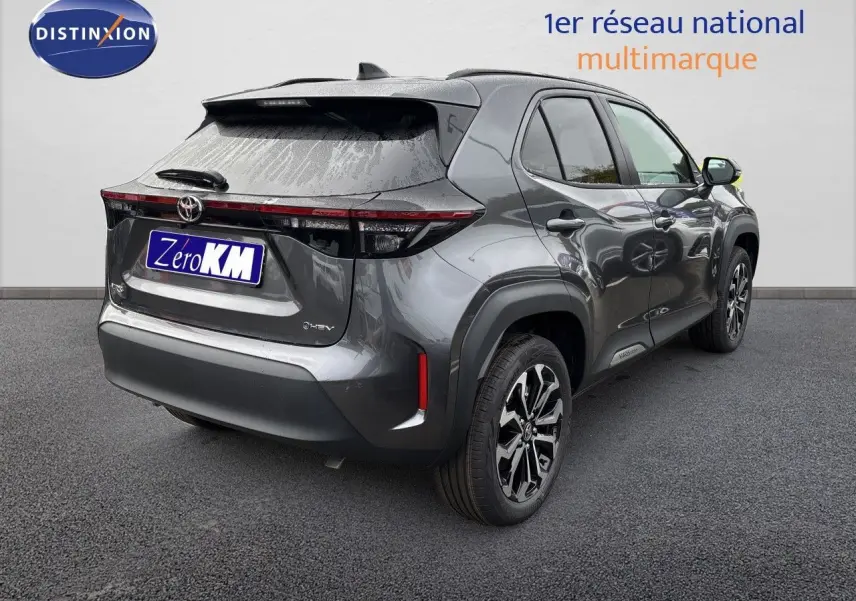 Toyota Yaris Cross gris atlas metal vue 3/4 arrière droit, avec jantes alliage et feux arrière LED distinctifs.