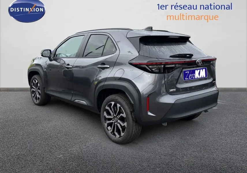Toyota Yaris Cross gris atlas métal vue 3/4 arrière droit, avec jantes alliage et feux arrière LED distinctifs.
