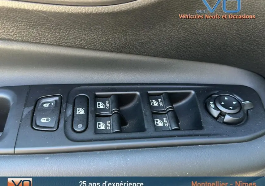 Gros plan sur les commandes des vitres électriques et rétroviseurs du côté gauche d'un Jeep Renegade noir 2024 e-Hybrid Summit.