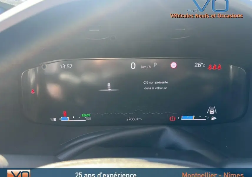 Tableau de bord numérique du Jeep Renegade 2024 affichant vitesse à 0 km/h et message clé absente.