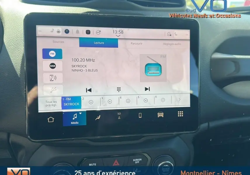 Écran tactile multimédia du Jeep Renegade noir 2024, vue intérieure centrée sur la console centrale.