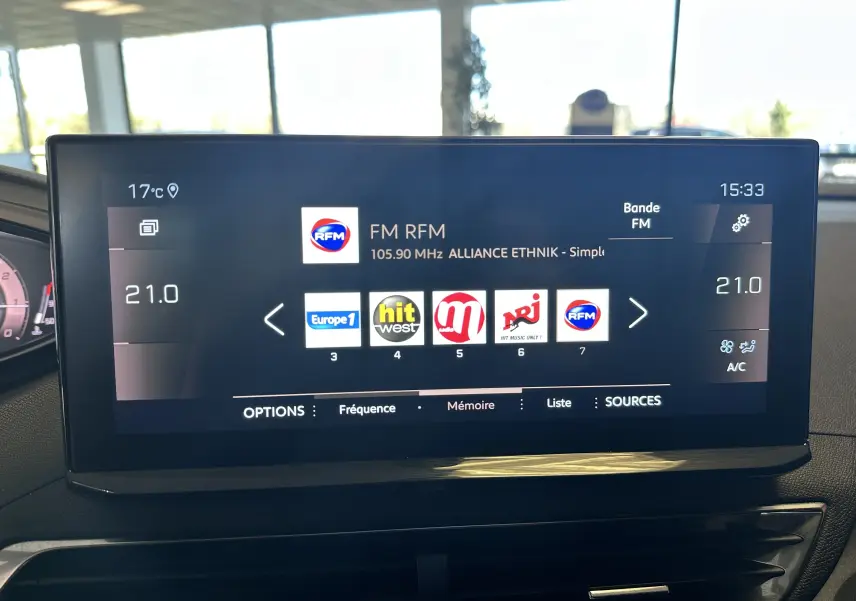Écran tactile central du Peugeot 3008 2022 affichant les stations radio FM avec interface moderne et température à 21°C.